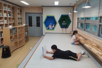 그림입니다.

원본 그림의 이름: 20200918_105129.jpg

원본 그림의 크기: 가로 4032pixel, 세로 2268pixel

사진 찍은 날짜: 2020년 09월 18일 오후 10:51

카메라 제조 업체 : samsung

카메라 모델 : SM-N971N

프로그램 이름 : N971NKSU1CTG3

F-스톱 : 2.4

노출 시간 : 1/120초

IOS 감도 : 125

색 대표 : sRGB

노출 모드 : 자동

35mm 초점 거리 : 2