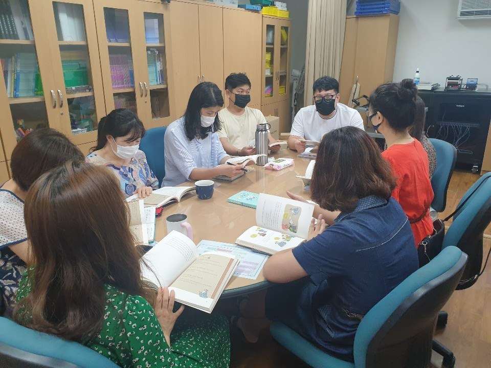 그림입니다.

원본 그림의 이름: 6학년.jpg

원본 그림의 크기: 가로 960pixel, 세로 720pixel